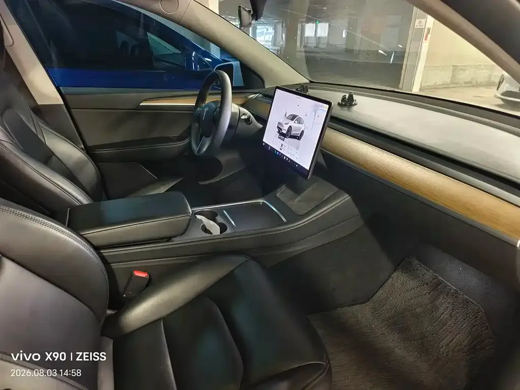 Tesla Model Y — фото 8