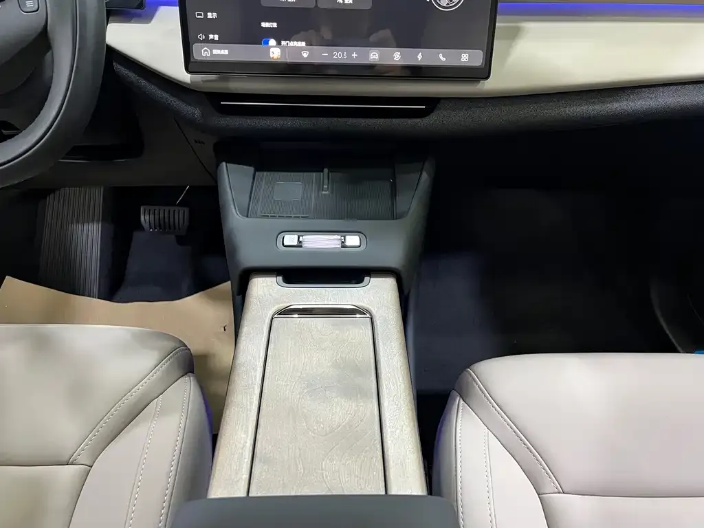 Volvo XC70 Plug-in Hybrid — фото 7