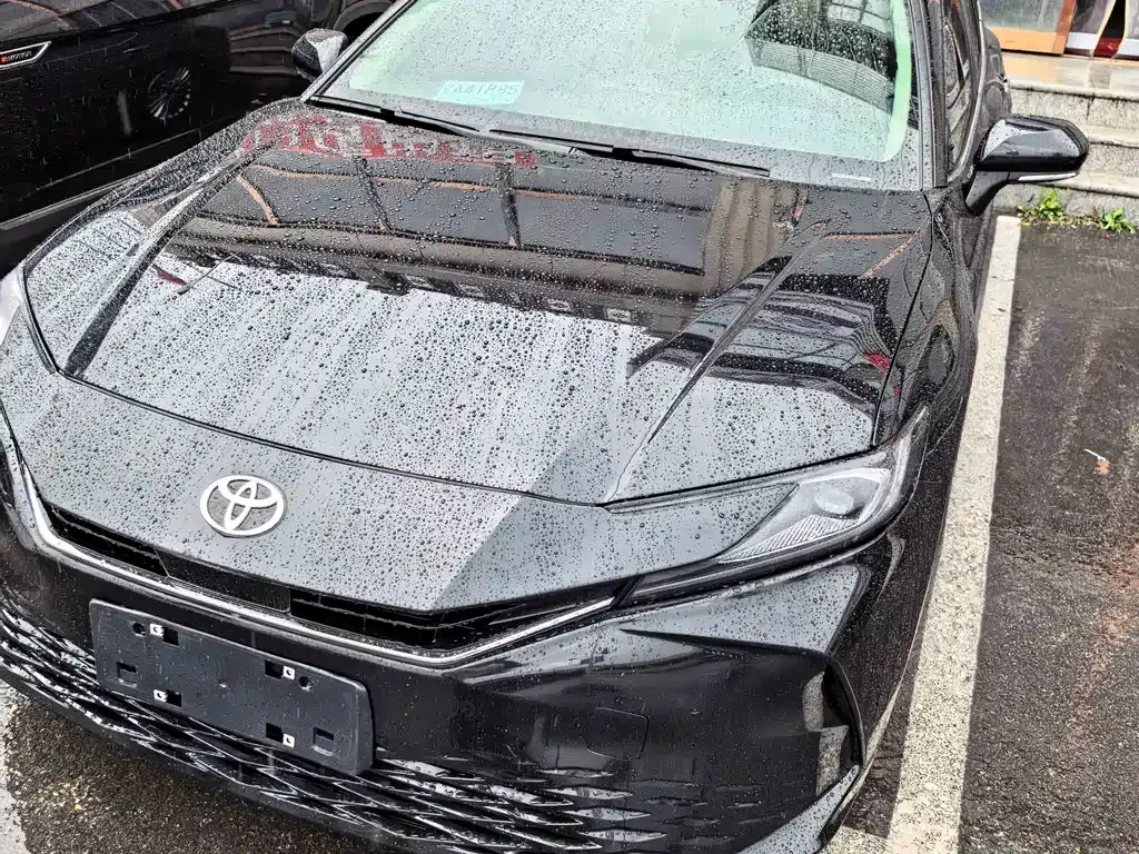 Toyota Camry — фото 1