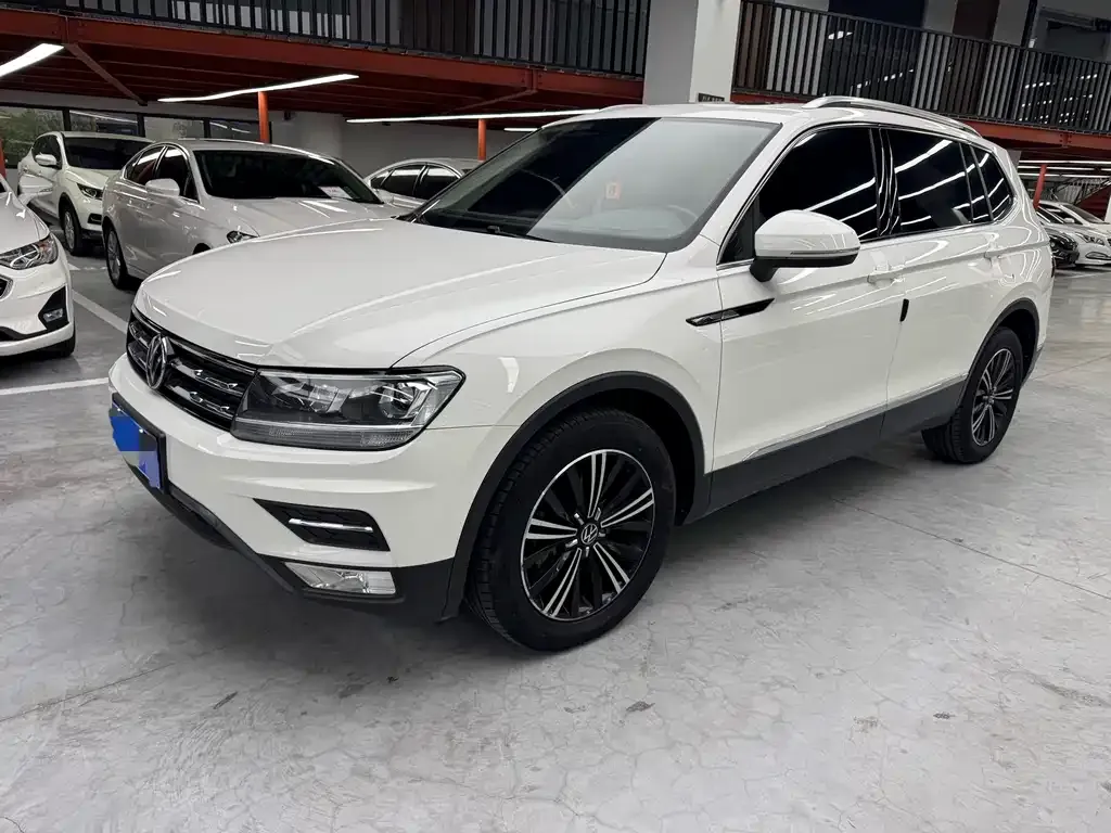 Volkswagen Tiguan L — фото 1