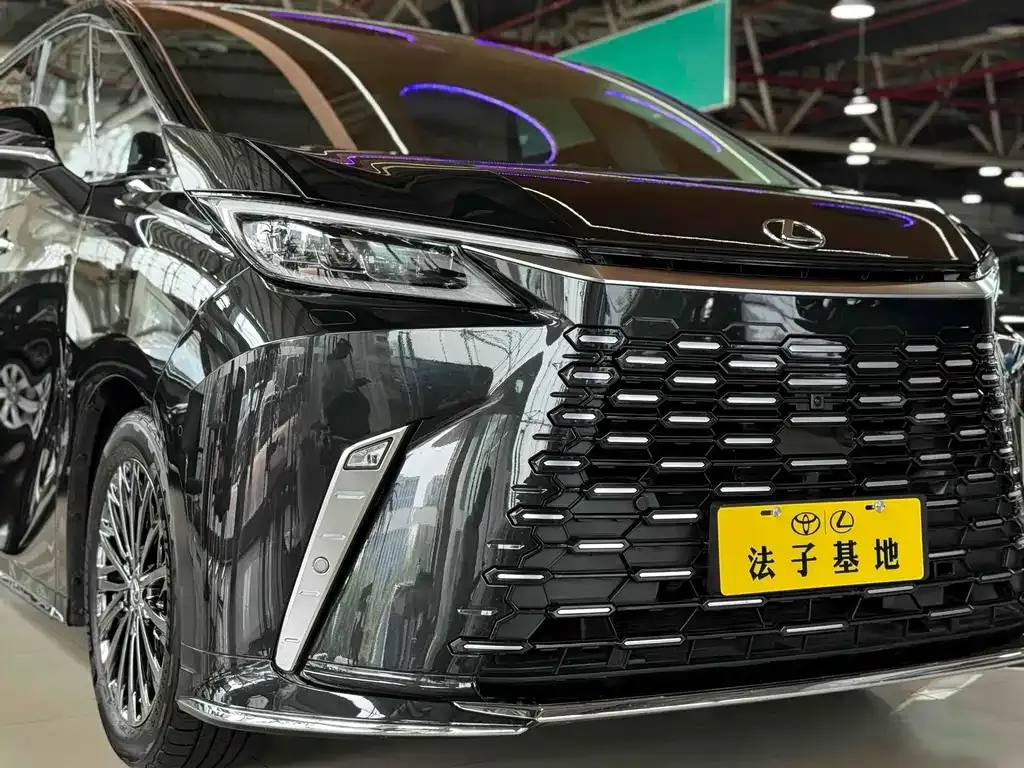 Lexus LM — фото 10