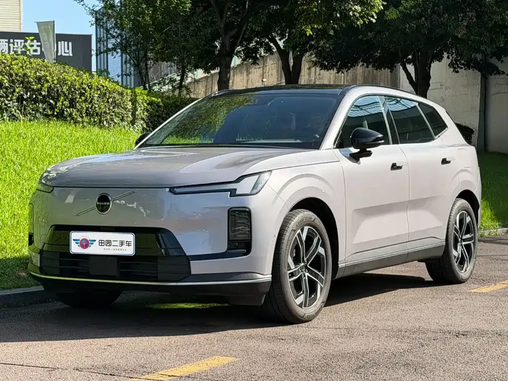 Volvo XC70 Plug-in Hybrid — фото 1