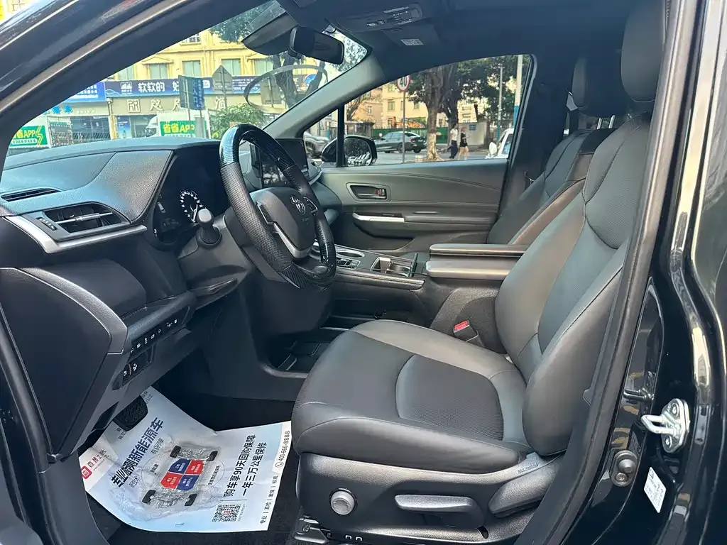 Toyota Granvia — фото 3