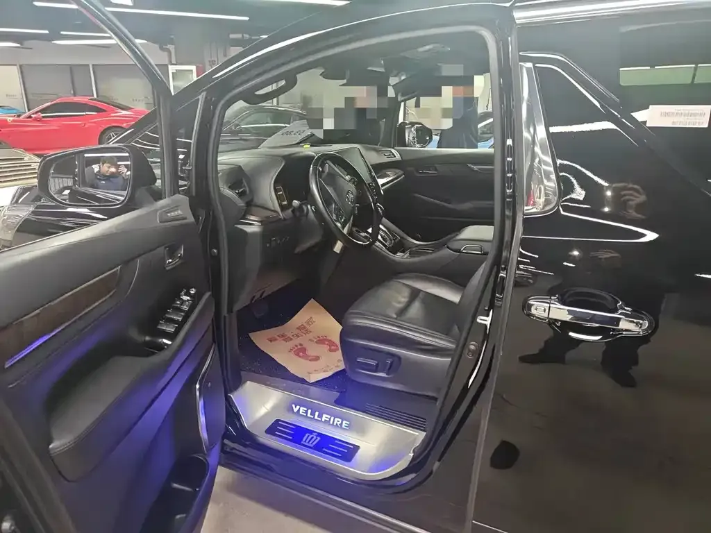 Toyota Vellfire — фото 2