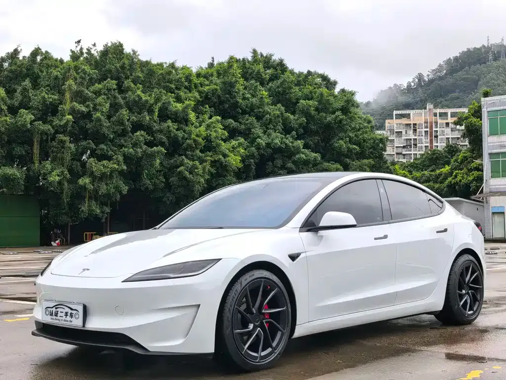 Tesla Model 3 — фото 1