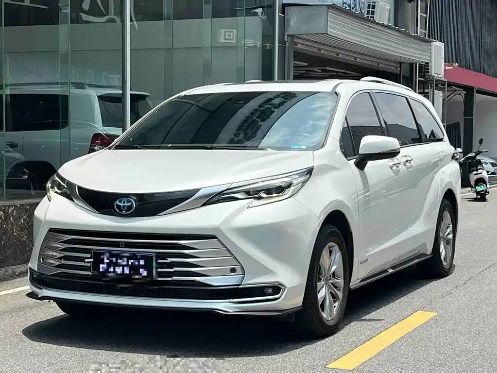 Toyota Sienna — фото 1