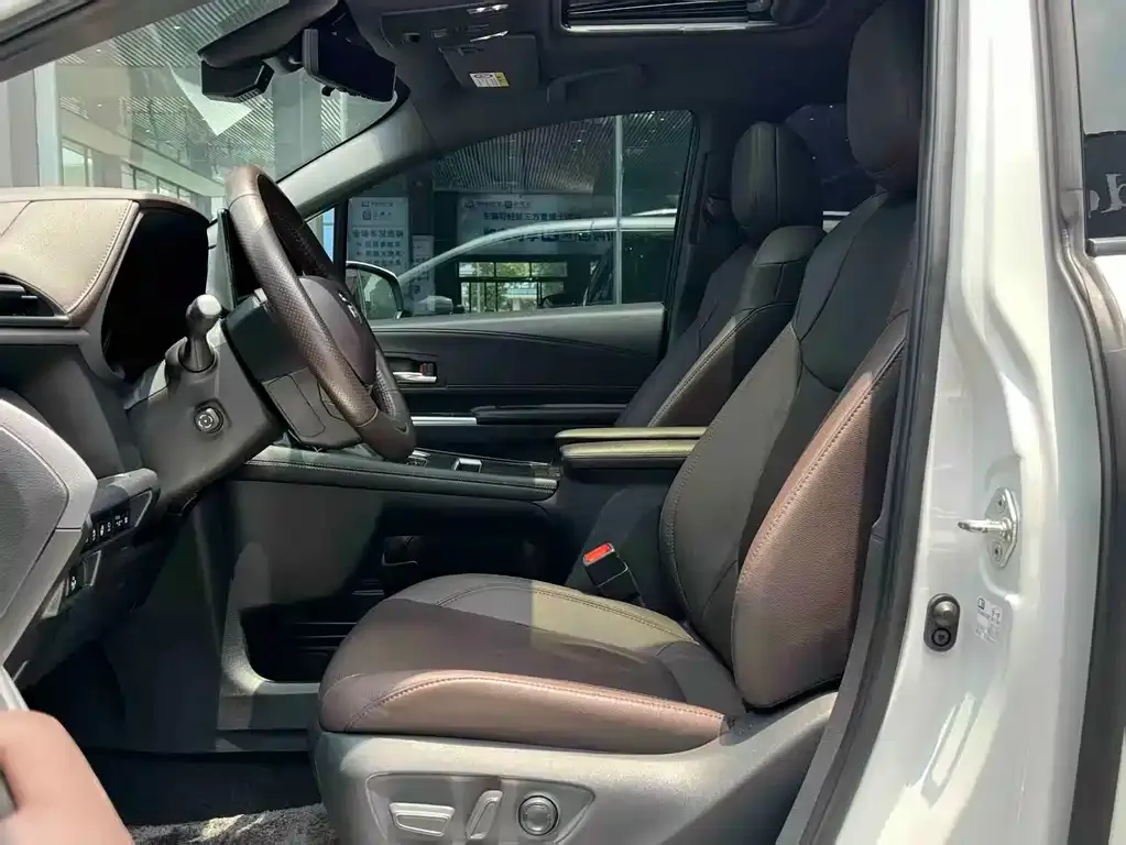 Toyota Sienna — фото 4