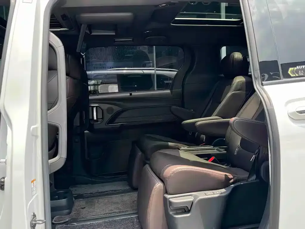 Toyota Sienna — фото 10