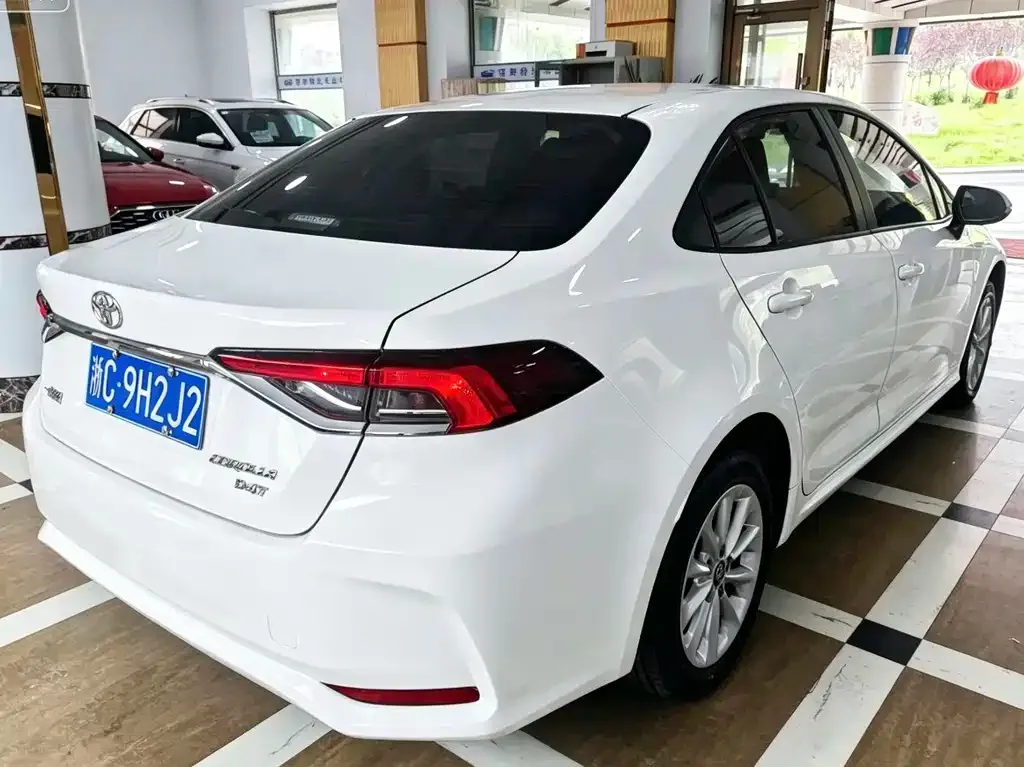 Toyota Corolla — фото 7