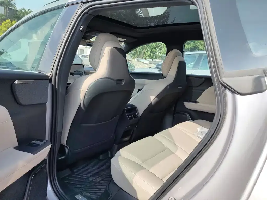 Volvo XC70 Plug-in Hybrid — фото 8
