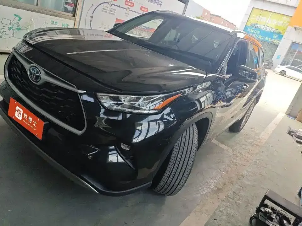 Toyota Highlander — фото 1