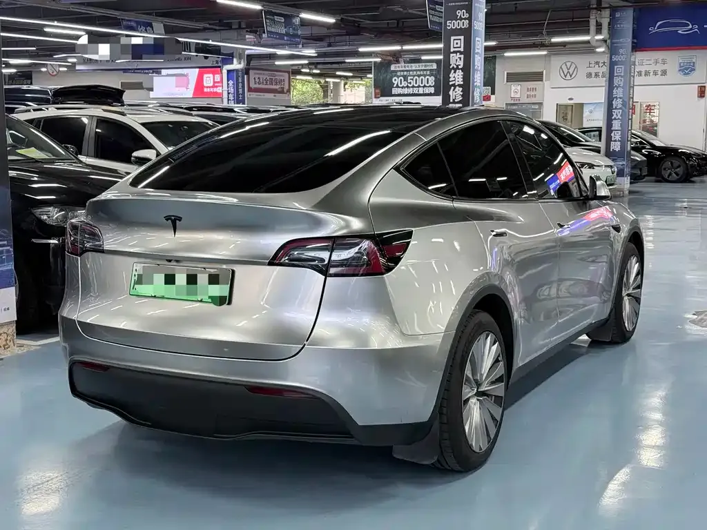 Tesla Model Y — фото 8