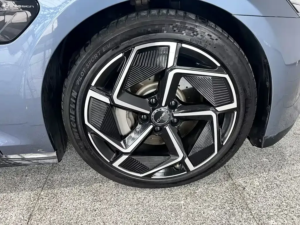 BYD Seal — фото 10