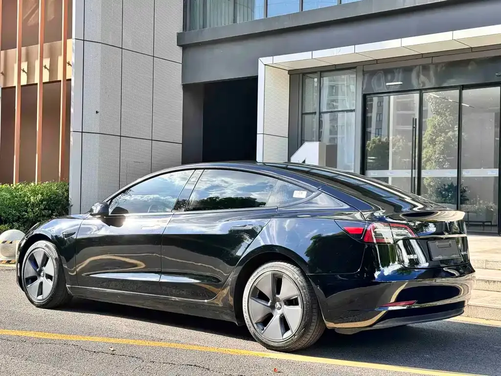Tesla Model 3 — фото 4