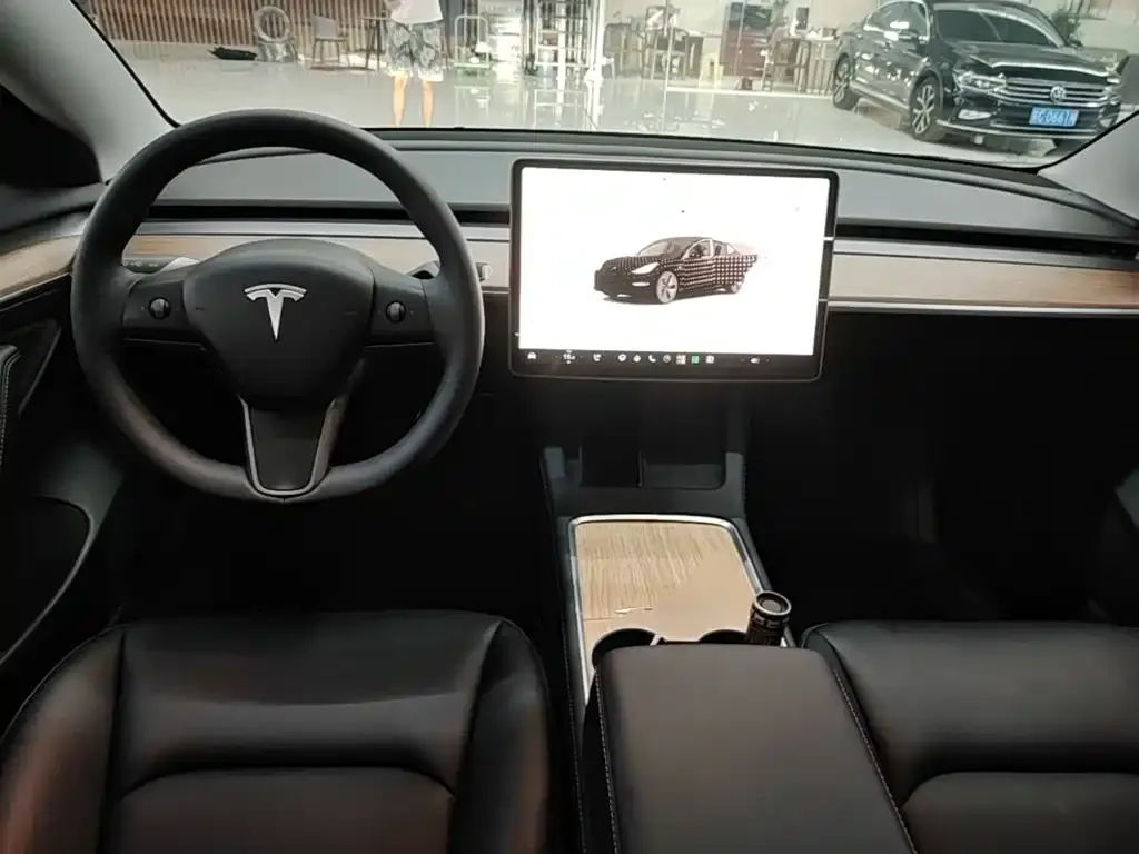 Tesla Model 3 — фото 3