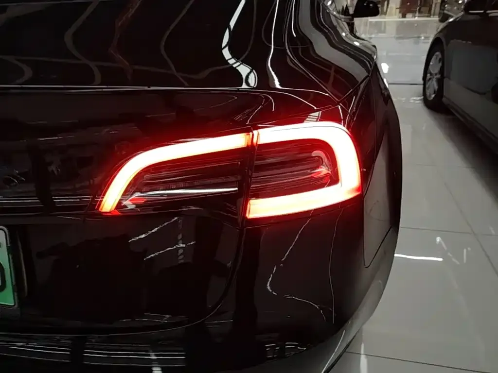 Tesla Model 3 — фото 4