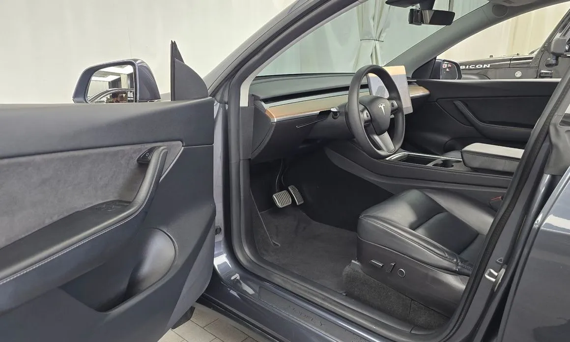 Tesla Model Y — фото 8