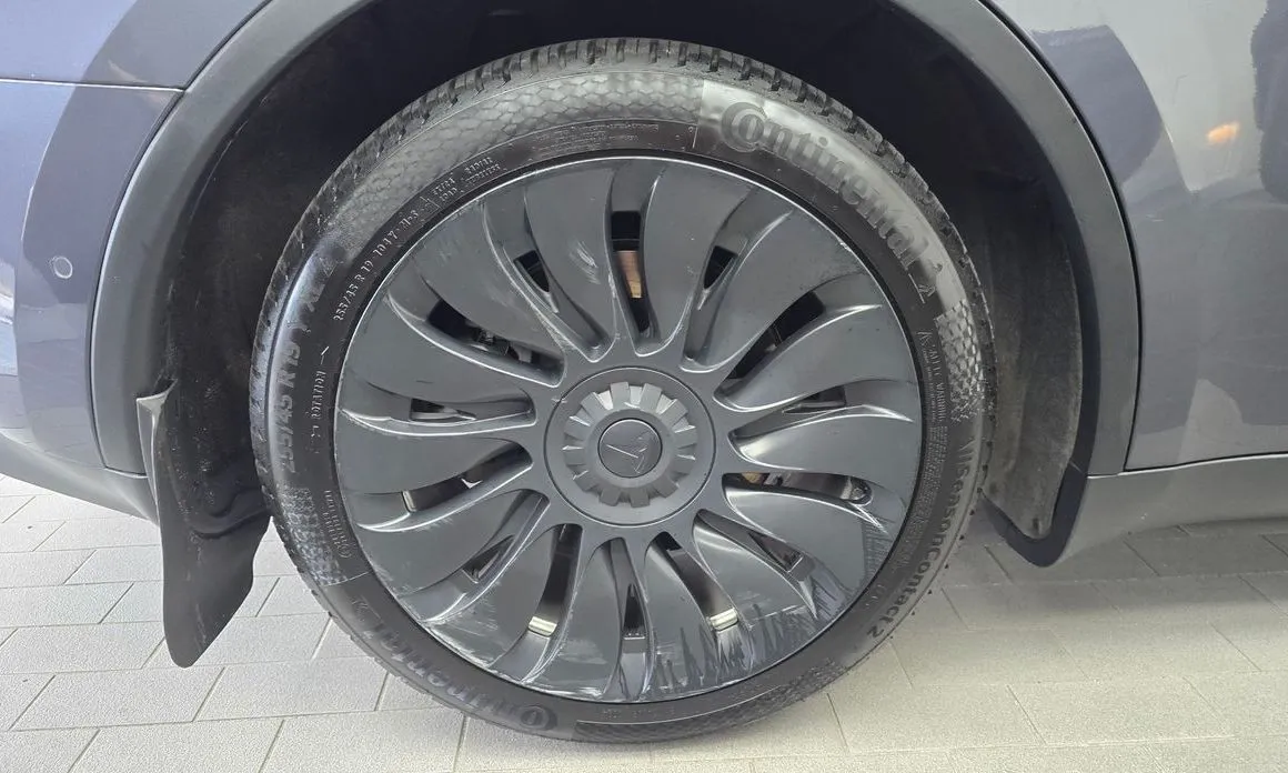 Tesla Model Y — фото 10