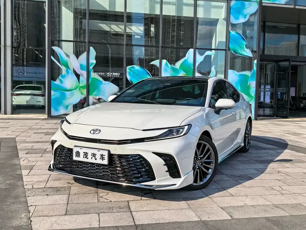 Toyota Camry — фото 1