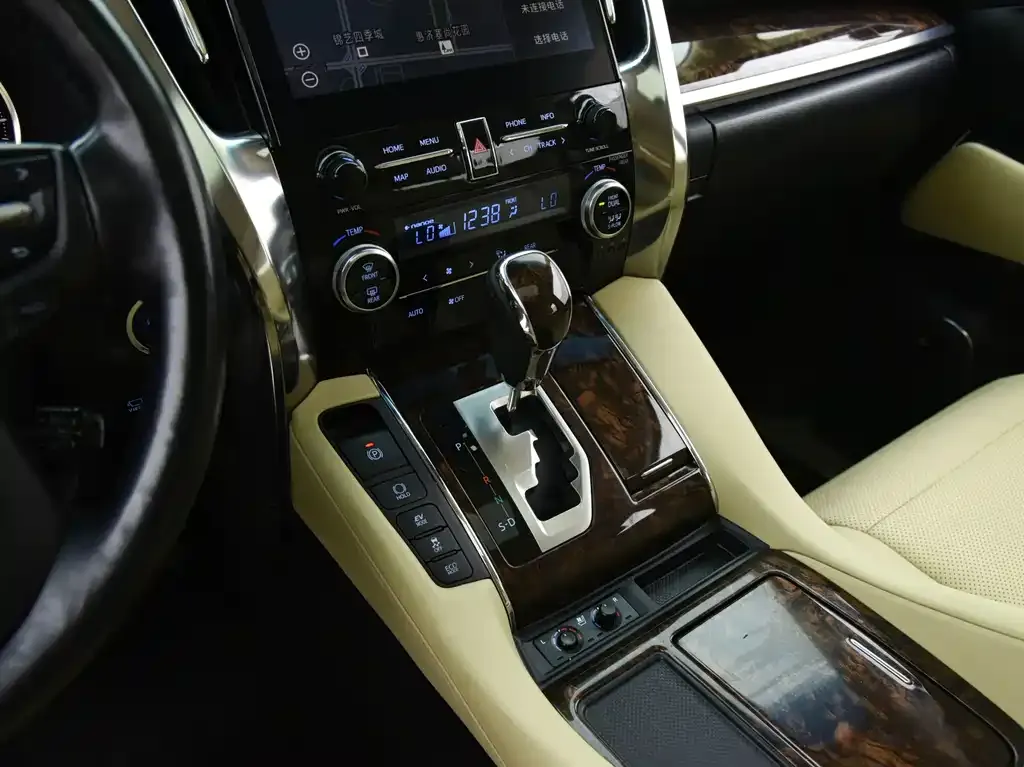 Toyota Alphard — фото 9
