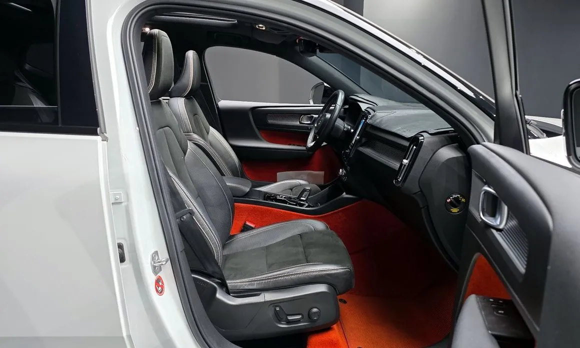 Volvo XC40 — фото 10