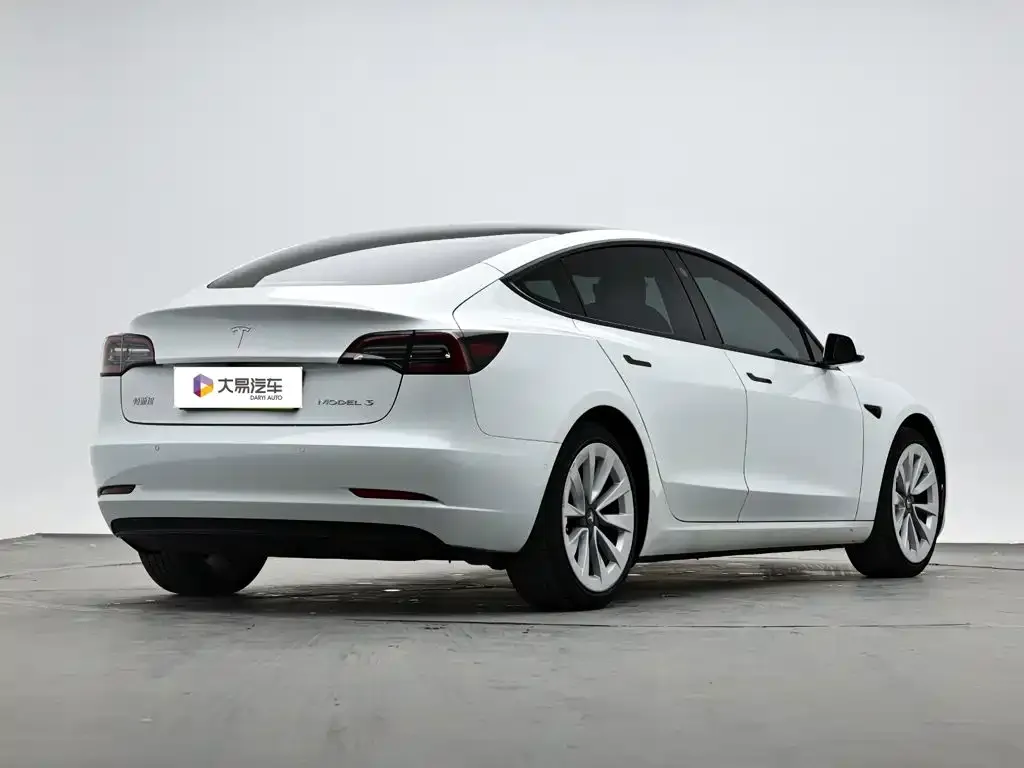 Tesla Model 3 — фото 10