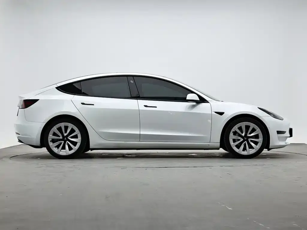 Tesla Model 3 — фото 4