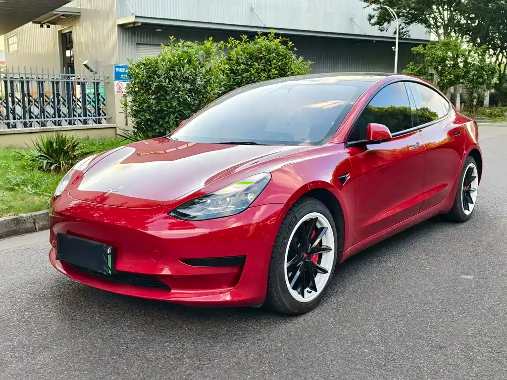 Tesla Model 3 — фото 1