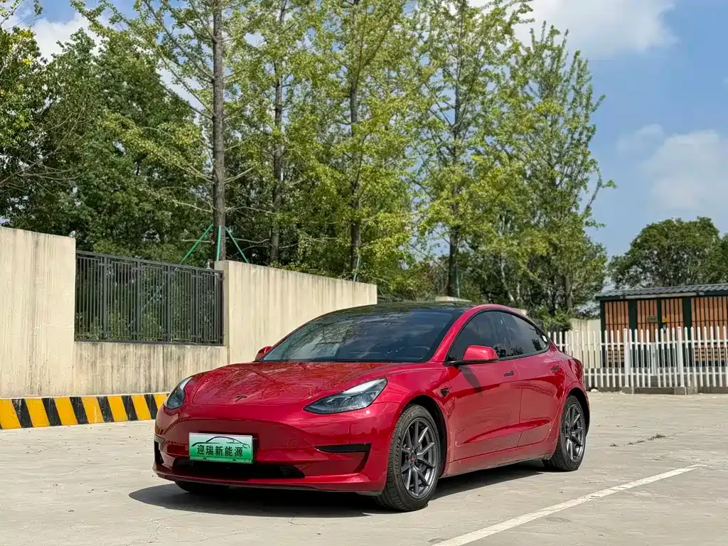 Tesla Model 3 — фото 1