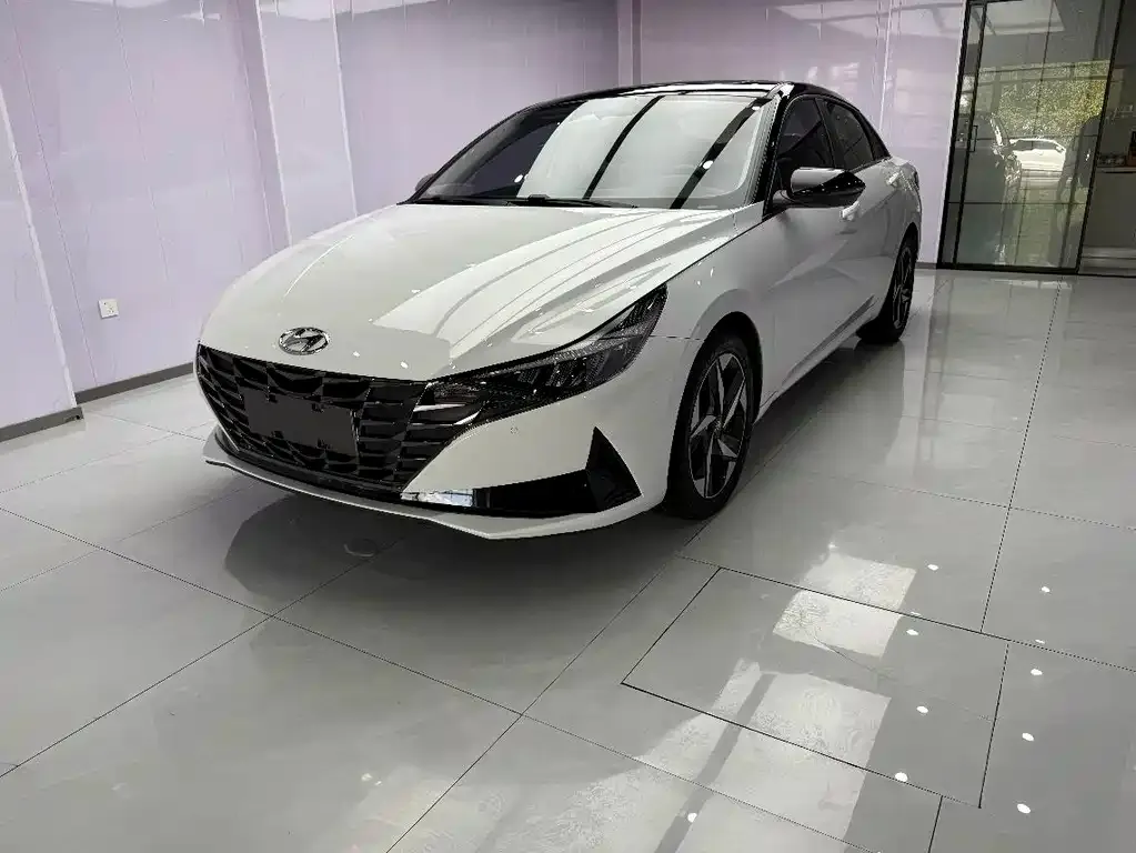 Hyundai Elantra — фото 1
