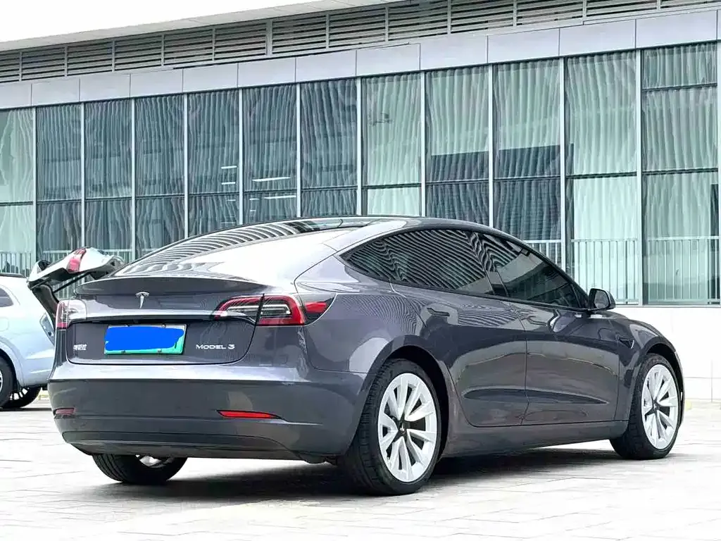 Tesla Model 3 — фото 9