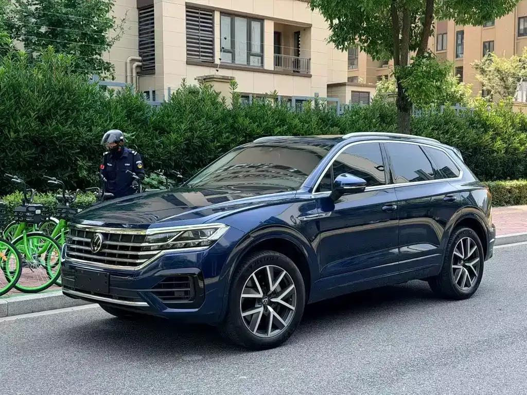Volkswagen Touareg — фото 1