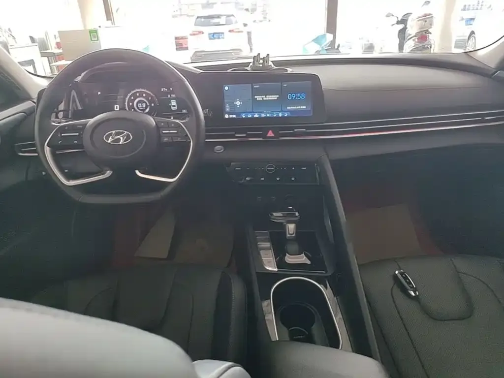 Hyundai Elantra — фото 2