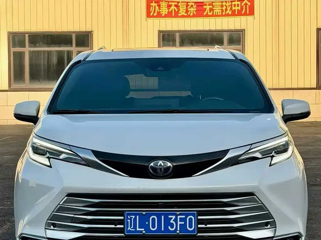 Toyota Sienna — фото 1