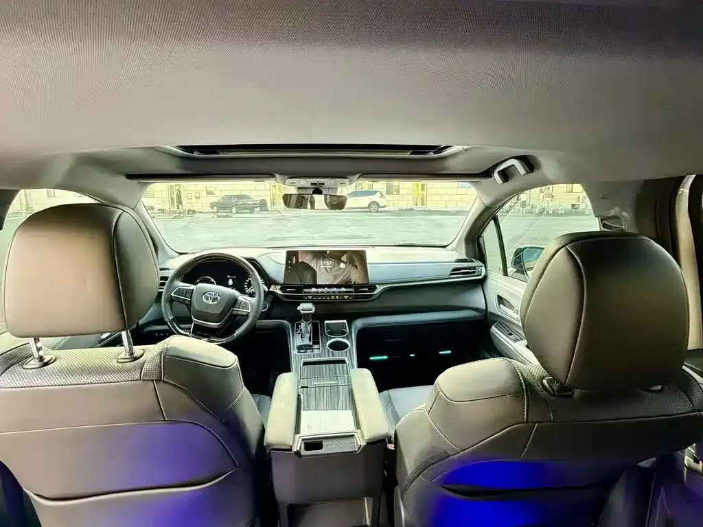 Toyota Sienna — фото 3