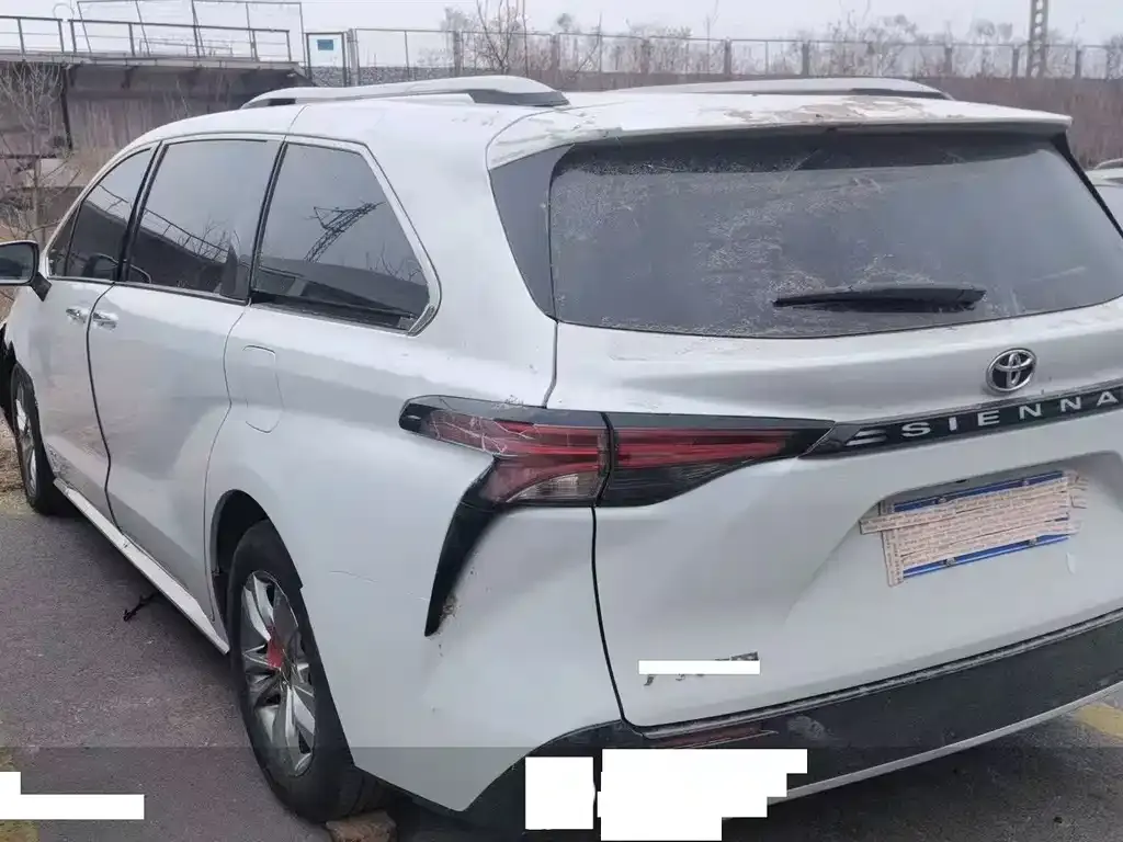 Toyota Sienna — фото 8