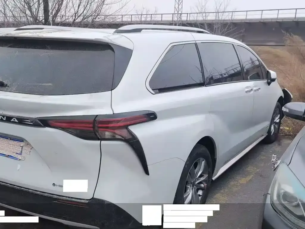 Toyota Sienna — фото 2