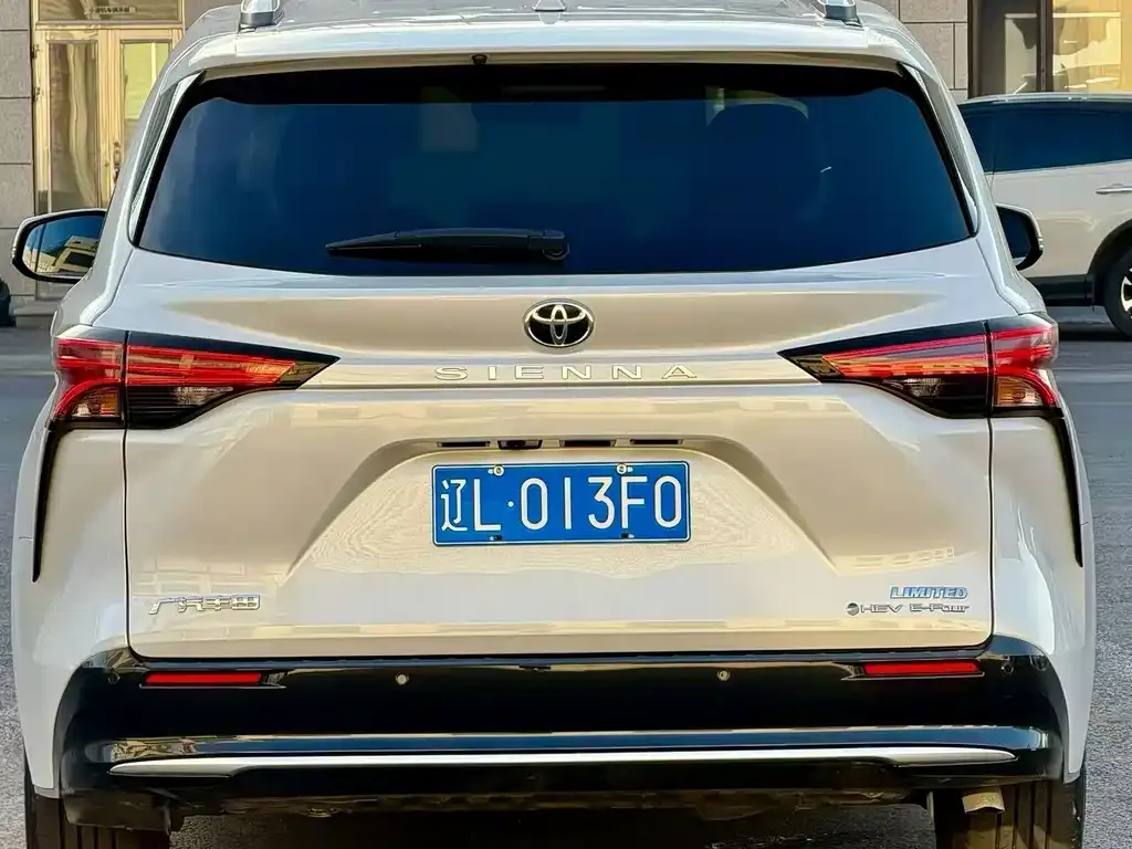 Toyota Sienna — фото 4