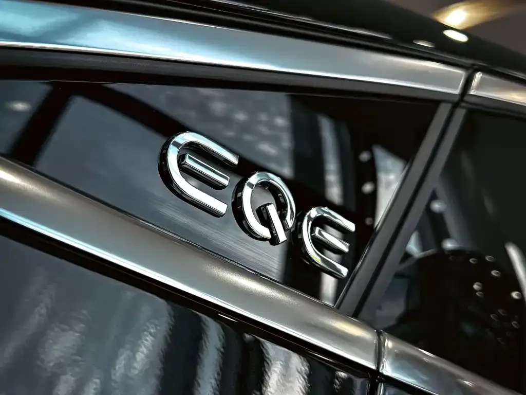 Mercedes-Benz EQE SUV — фото 7