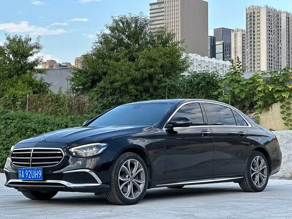 Mercedes-Benz E-Class — фото 1