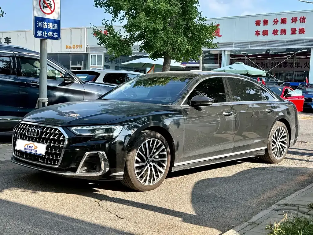 Audi A8 — фото 1