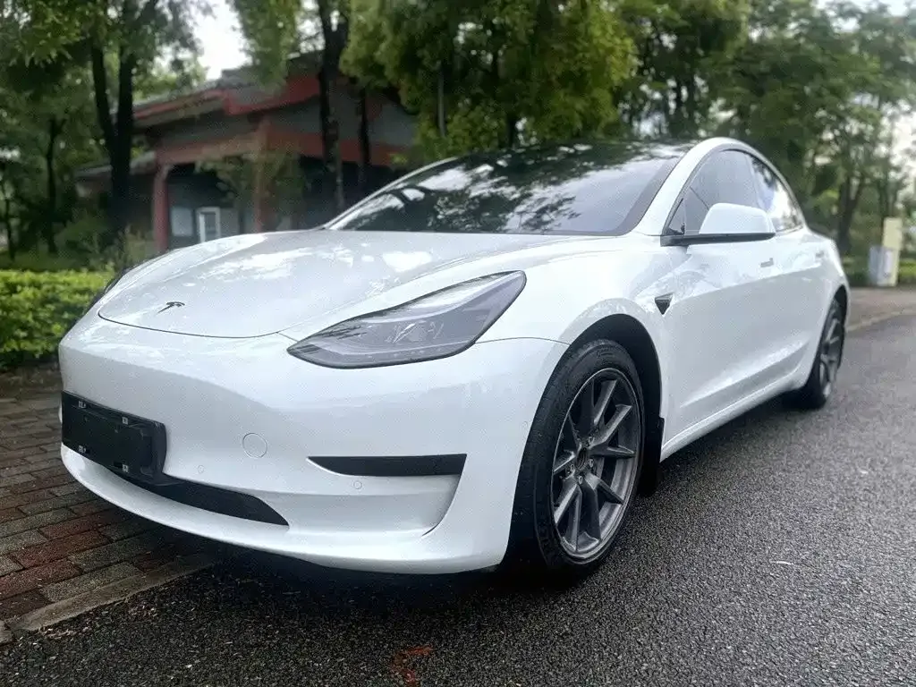 Tesla Model 3 — фото 1