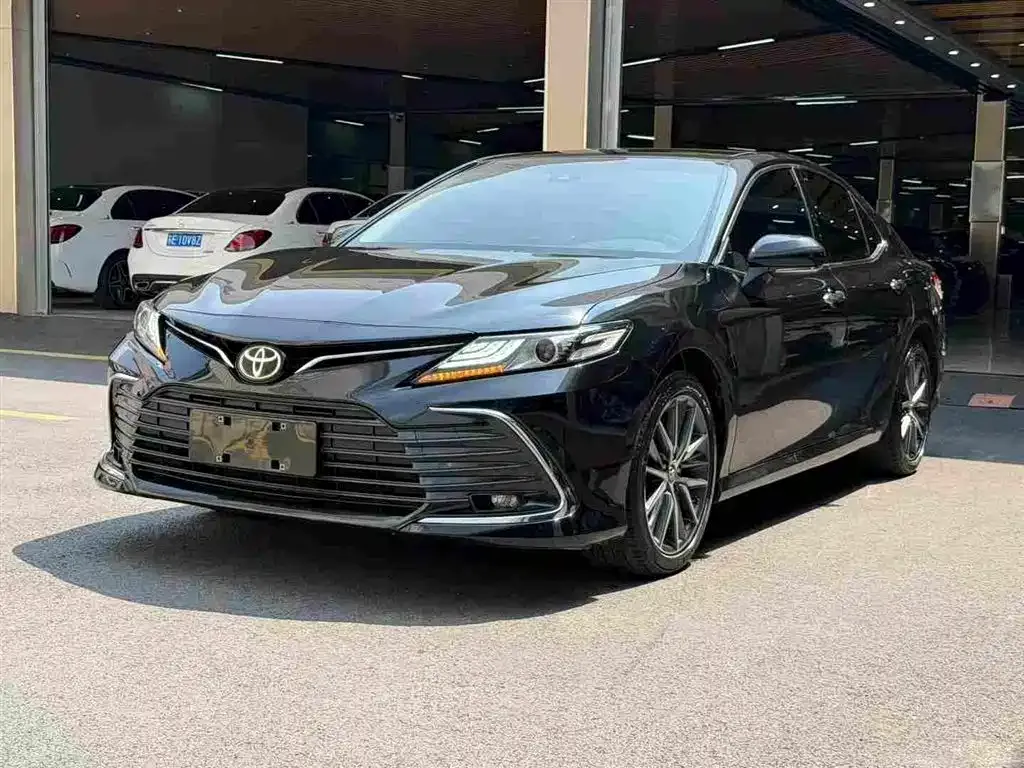 Toyota Camry — фото 1