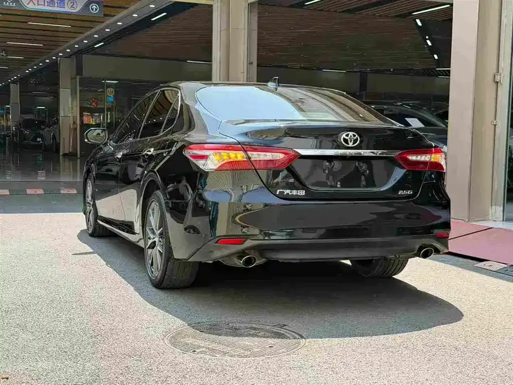Toyota Camry — фото 3