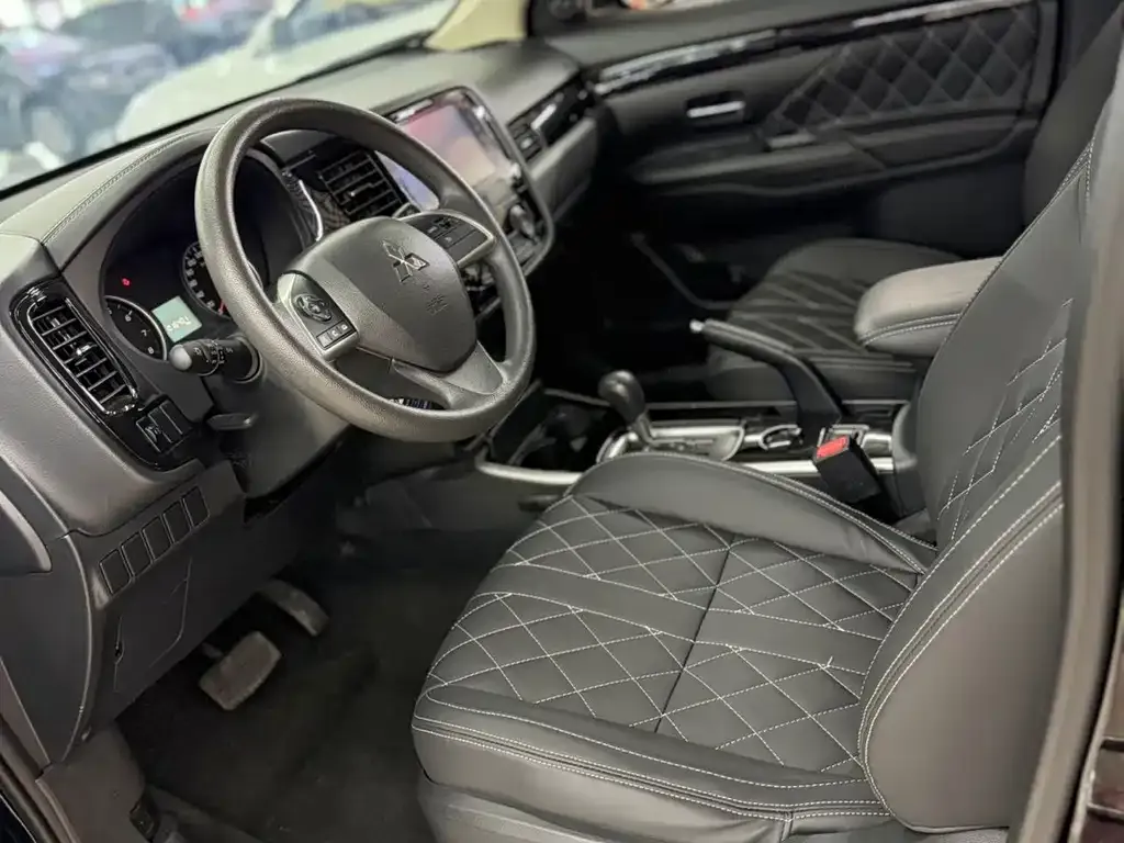 Mitsubishi Outlander — фото 4