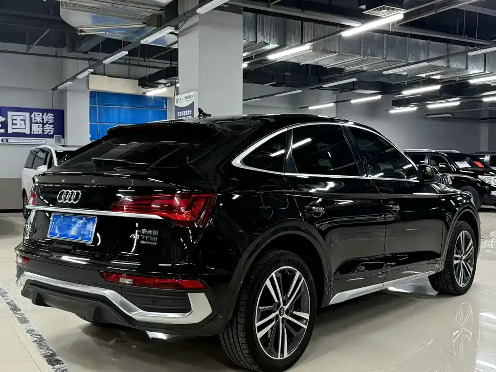 Audi Q5L Sportback — фото 5