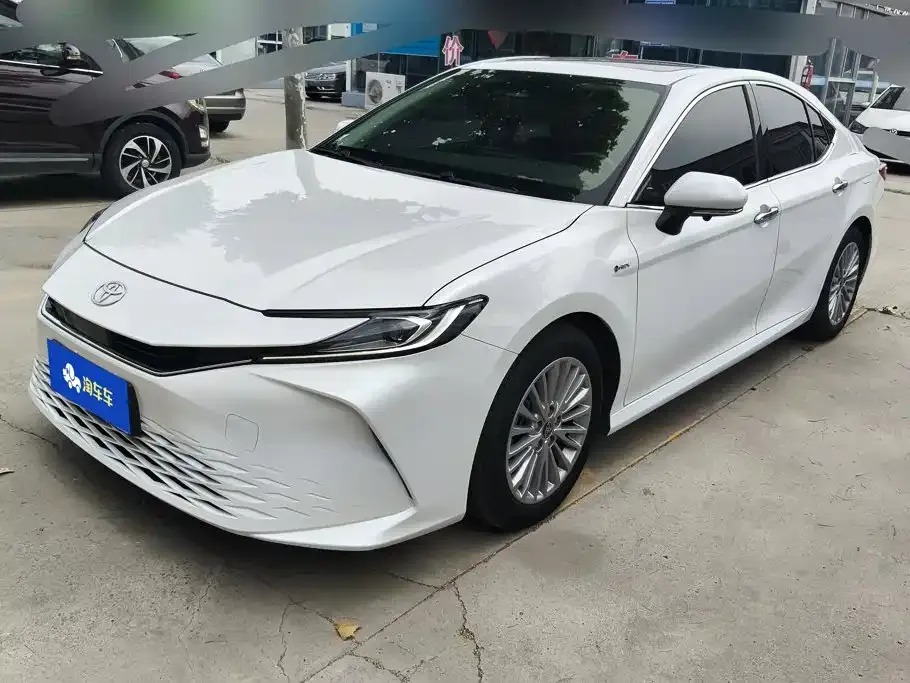 Toyota Camry — фото 1