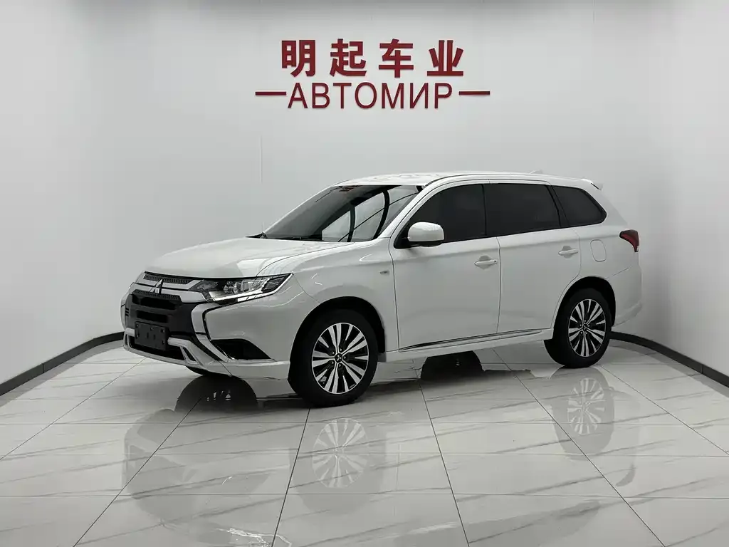 Mitsubishi Outlander — фото 1