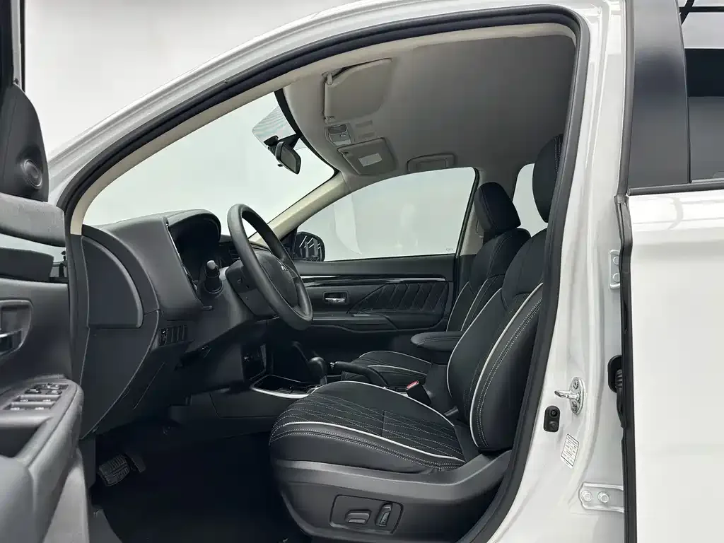 Mitsubishi Outlander — фото 10