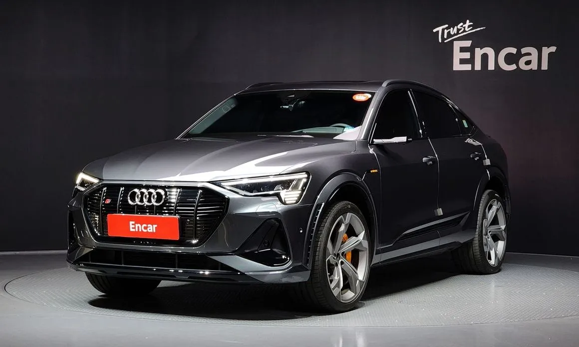 Audi e-tron — фото 1